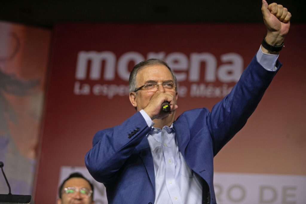 "Para estar comunicados", Marcelo Ebrard comparte su WhatsApp con usuarios de Twitter