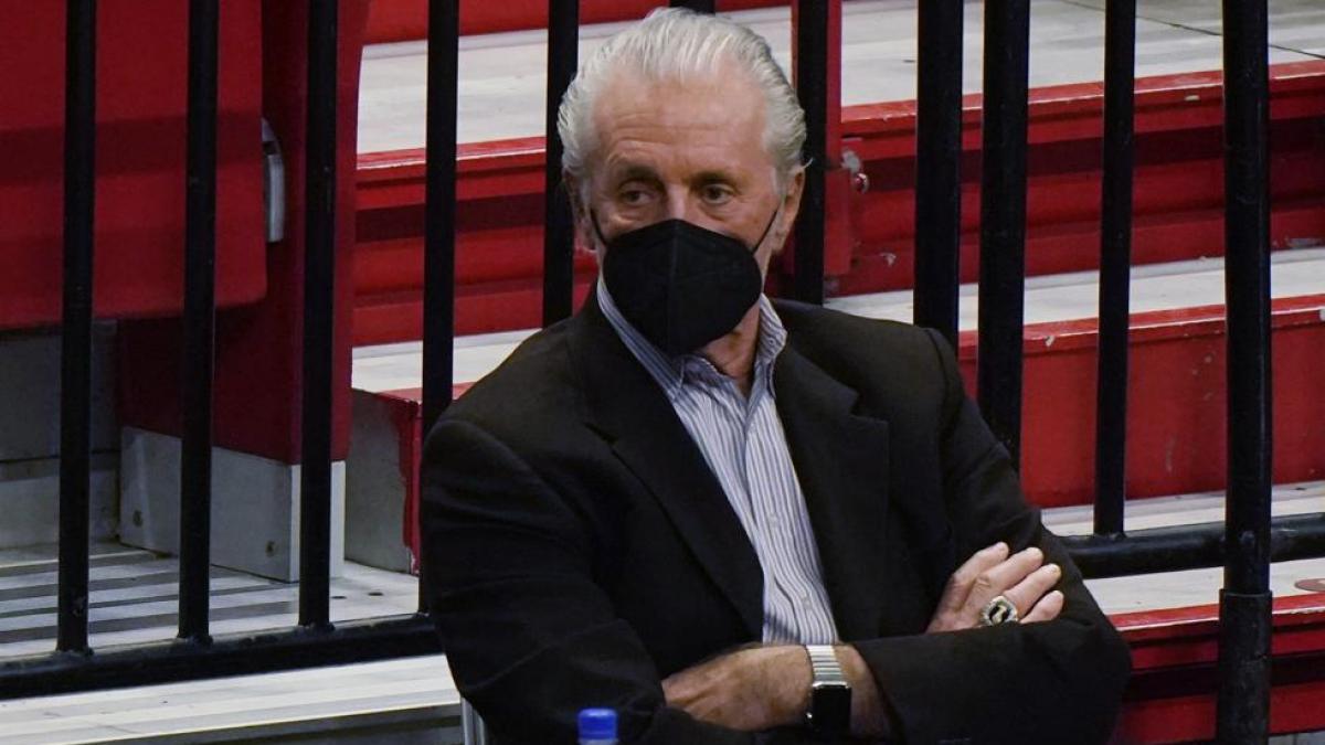 Pat Riley reta a un periodista: "Tengo 77 años y puedo hacer más flexiones que tú"