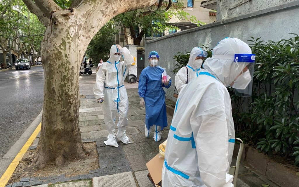 Pekín advierte de "brote explosivo" de Covid surgido en bar; Shanghái realiza pruebas masivas