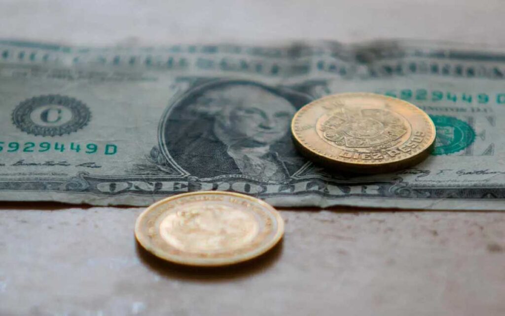 Peso mexicano cae por cuarto día consecutivo, de cara a la decisión de la Reserva Federal de EU