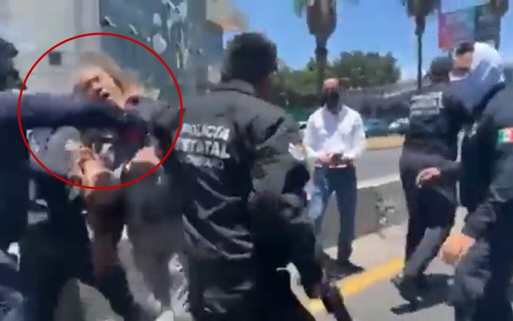 Policía agrede a manifestantes que exigen sepultar ley que privatiza el agua | Videos