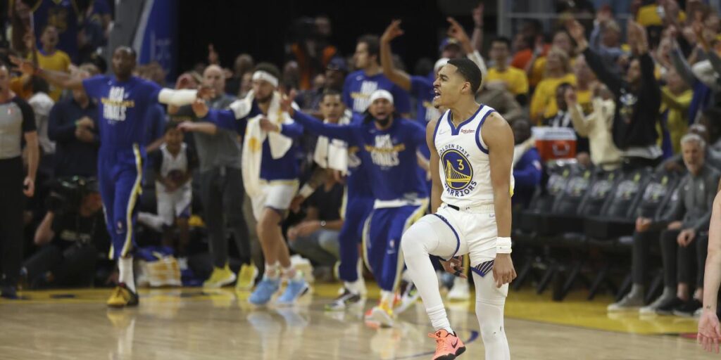 Poole lleva al éxtasis al Chase Center: ¡Triple sobre la bocina desde el medio campo!