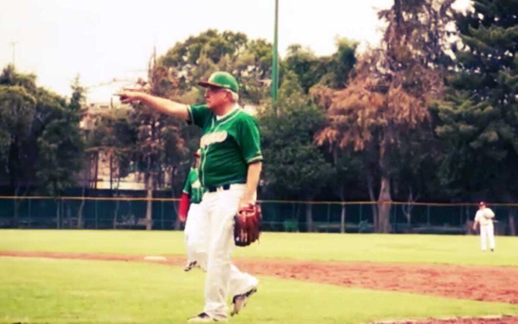 Presume AMLO triunfo de su equipo de béisbol, pese a 'cachirules' y estrellas