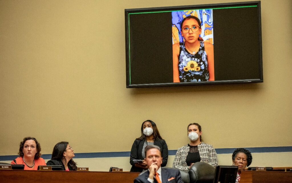 'Puse sangre sobre de mí' para sobrevivir a tiroteo en Texas, relata niña de 11 años al Congreso de EU