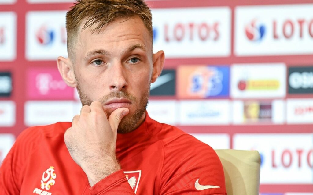 Qatar 2022: "Cepillan" a defensa polaco por firmar para club ruso | Tuit