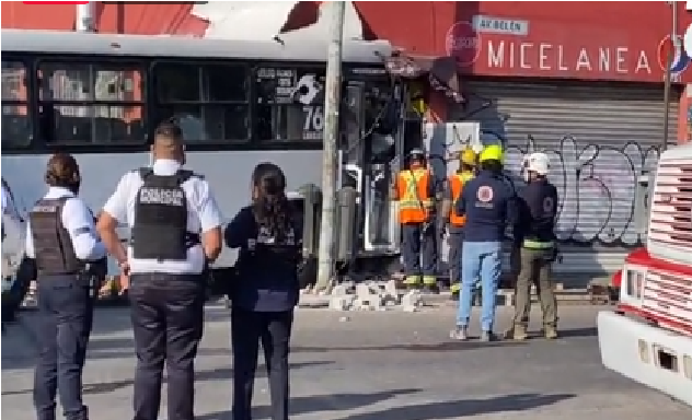 Qrobus se queda sin frenos, choca contra dos autos y se estampa contra casa, en San Pedrito Peñuelas