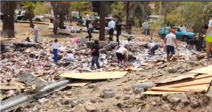 Rapiña: Tráiler vuelca cargado con leche en la México-Querétaro y Bernardo Quintana, roban leche