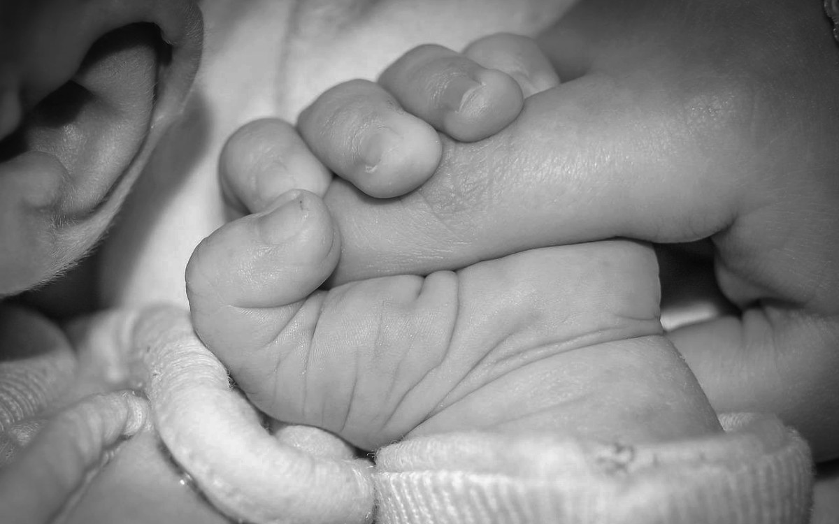 Realizan cesárea sin luz en hospital de Mexicali; recién nacido sufrió cortadura en su oreja | Video