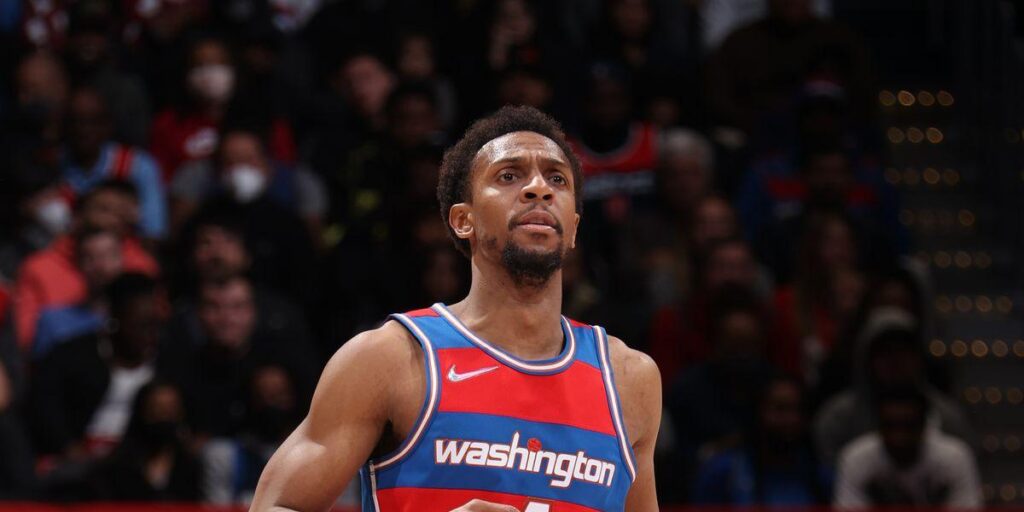 Récord histórico: Ish Smith podría vestir 13 camisetas distintas