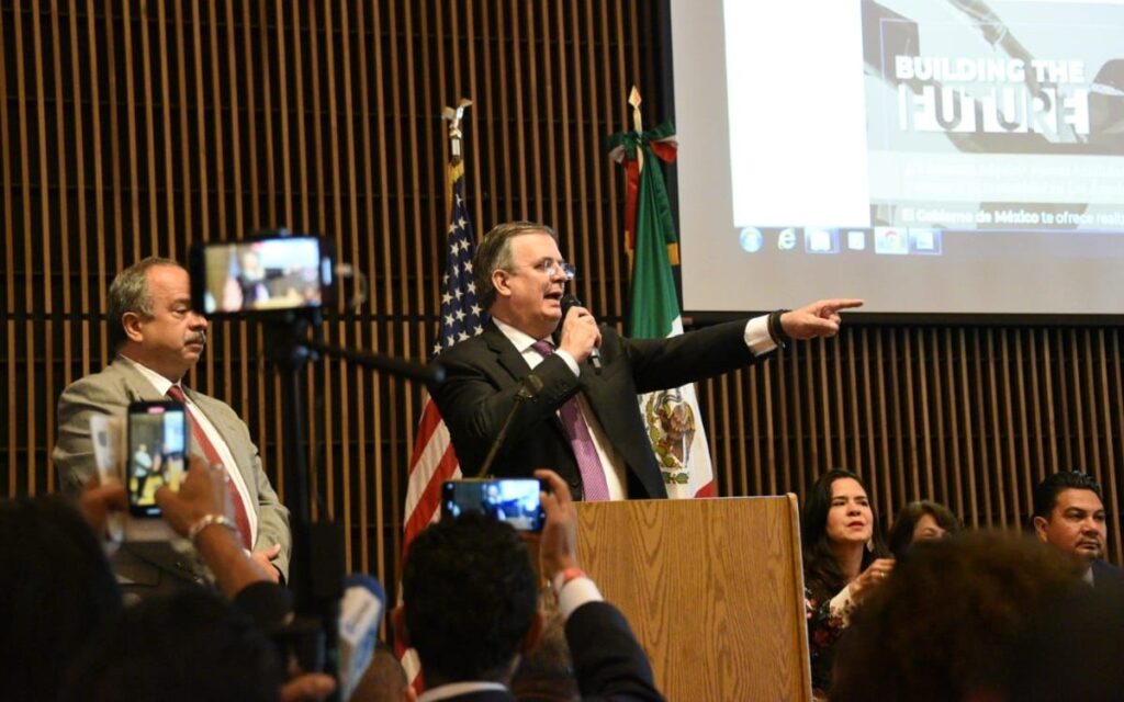 Recriminan a Ebrard malos tratos en consulados de EU; 'dese un baño de pueblo', le dicen | Video