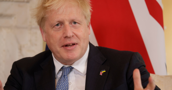 Reino Unido: Boris Johnson sigue en el cargo, pero la interna en su partido aumenta tanto como la inflación