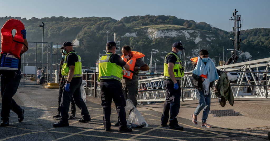 Reino Unido se prepara para enviar solicitantes de asilo a Ruanda