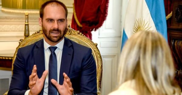 Repudio al mapa viral del hijo de Bolsonaro: marca a la Argentina con un logo polémico