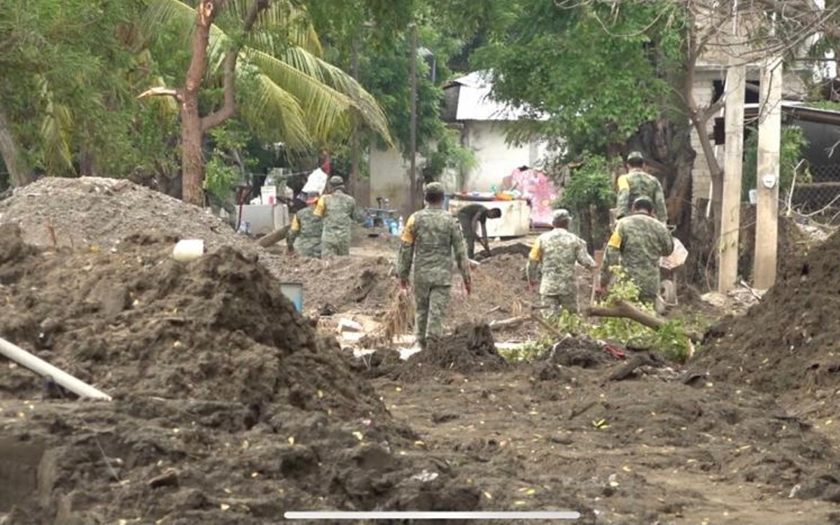 “Requerimos de ayuda, se nos fue todo”: damnificados a AMLO durante visita a la costa oaxaqueña