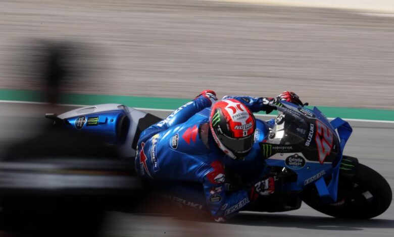 Rins carga contra Freddie Spencer y el Panel de Comisarios