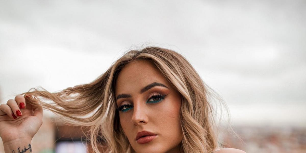 Rocío Flores muestra su espectacular cambio físico en su primer posado en bañado