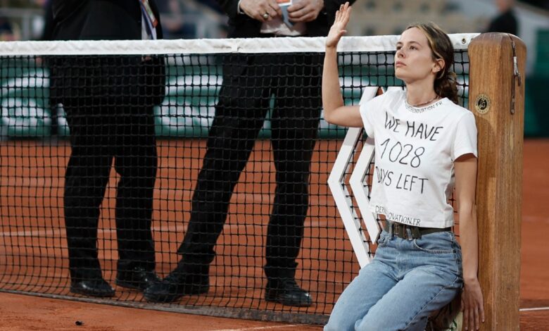 Roland Garros: activista ambiental se encadena a la red en protesta | Fotos