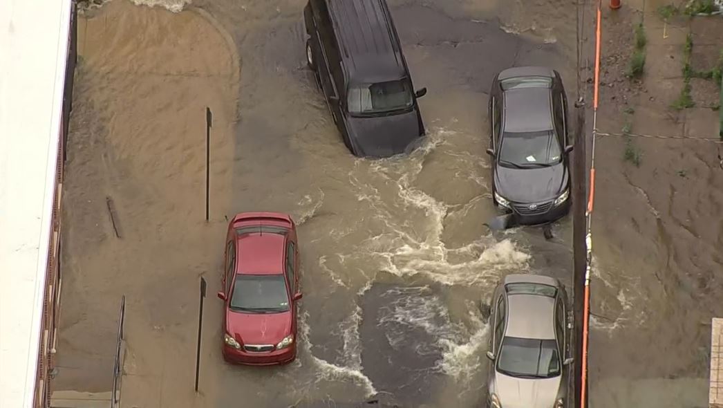 Rotura en tubería provoca inundaciones en vecindario del norte