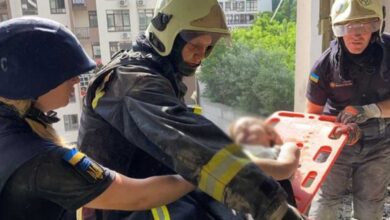 Rusia bombardea Kiev: rescatan a niña de 7 años en zona de apartamentos destruida | Video