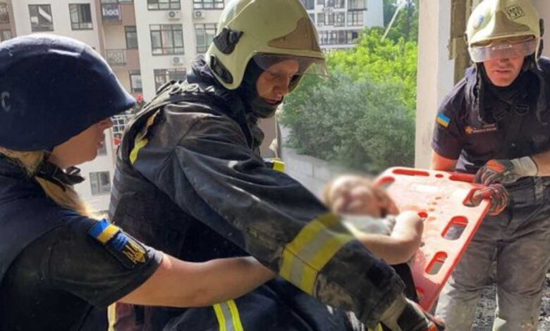 Rusia bombardea Kiev: rescatan a niña de 7 años en zona de apartamentos destruida | Video