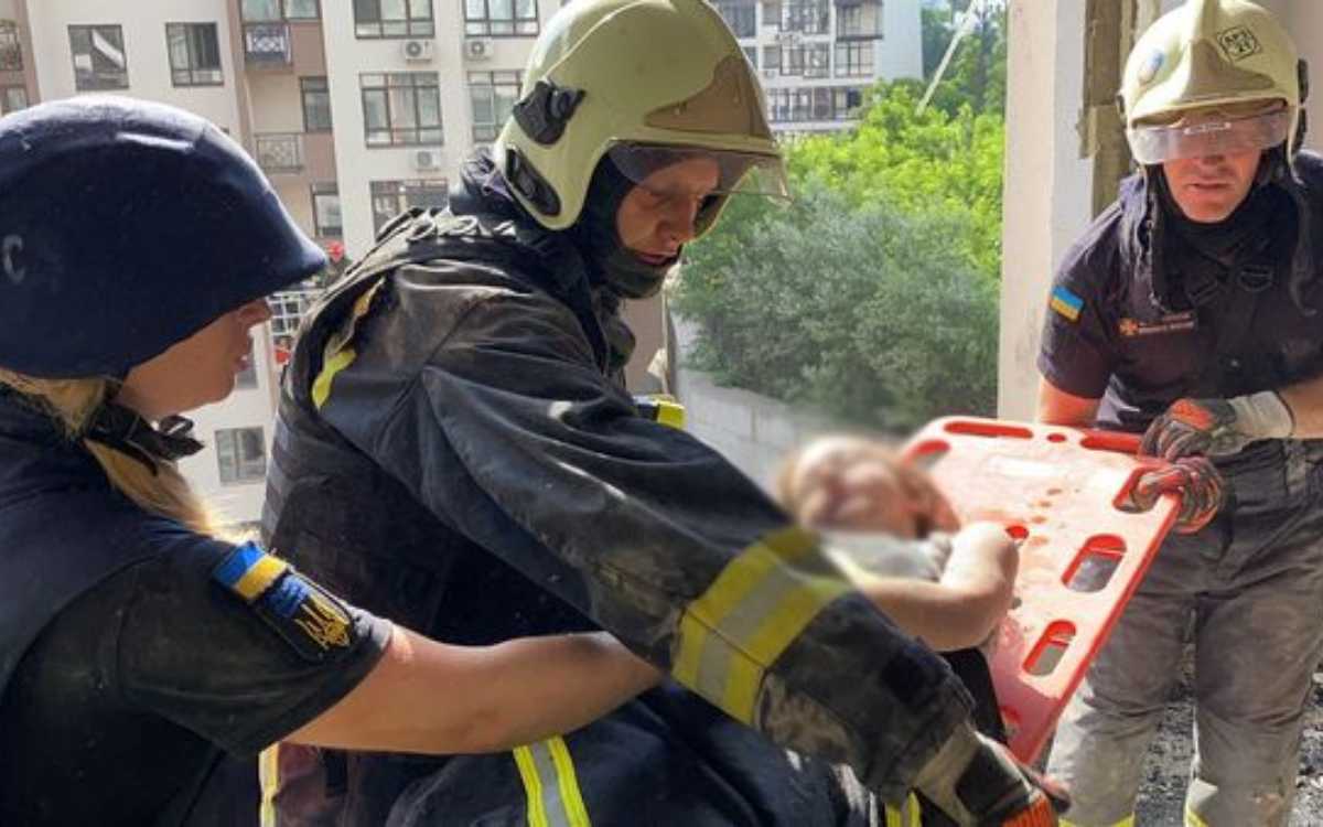 Rusia bombardea Kiev: rescatan a niña de 7 años en zona de apartamentos destruida | Video