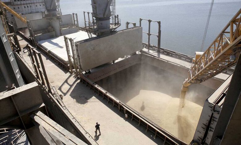 Rusia busca vender grano robado a Ucrania, advierte EU; en mayo alertó a 14 países