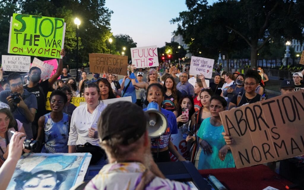 Senadores demócratas piden a Biden proteger el acceso al aborto en Estados Unidos
