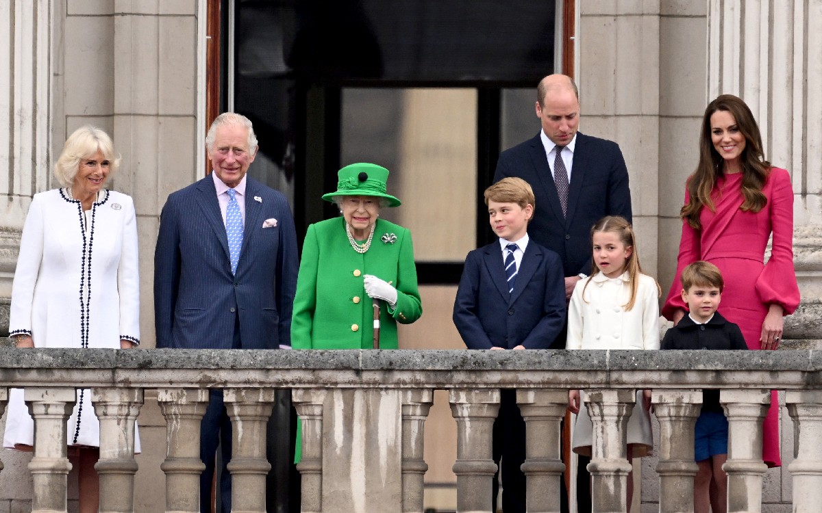 “Sigo comprometida a servirles lo mejor posible”, asegura Isabel II durante la celebración de su Jubileo de Platino
