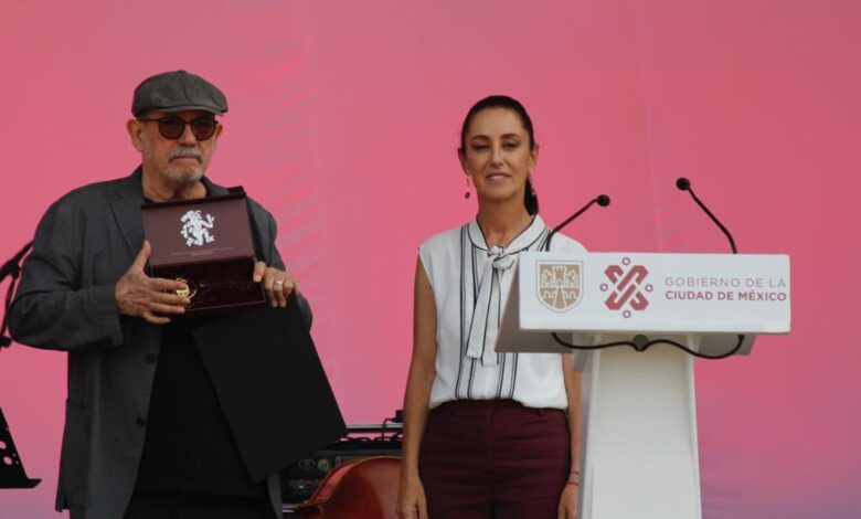 Silvio Rodríguez recibe las llaves de la Ciudad previo a su concierto en el Zócalo capitalino