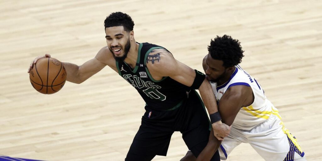 Tatum supera un récord negativo de playoffs: nadie ha perdido más balones que él