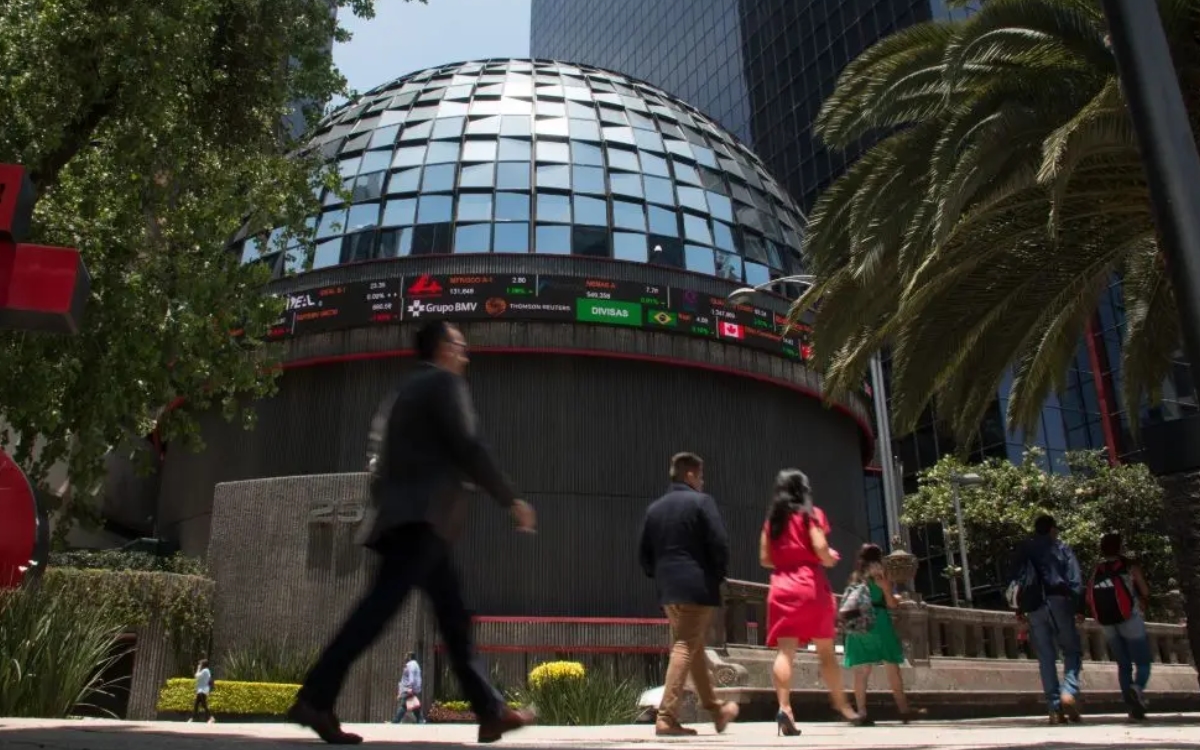 Temor por recesión mundial golpea al peso y bolsa mexicanos; acciones de aerolíneas se desploman