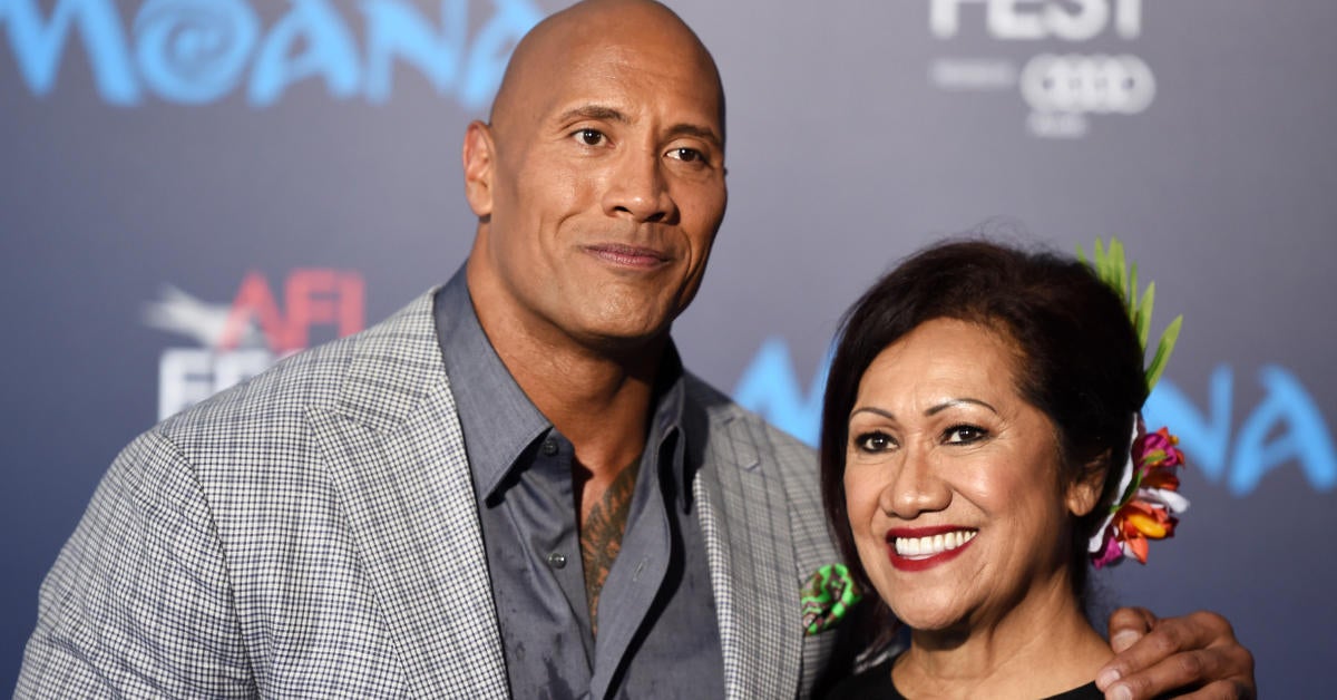 The Rock sorprende a su madre comprándole una nueva casa, completa con una habitación Smackdown