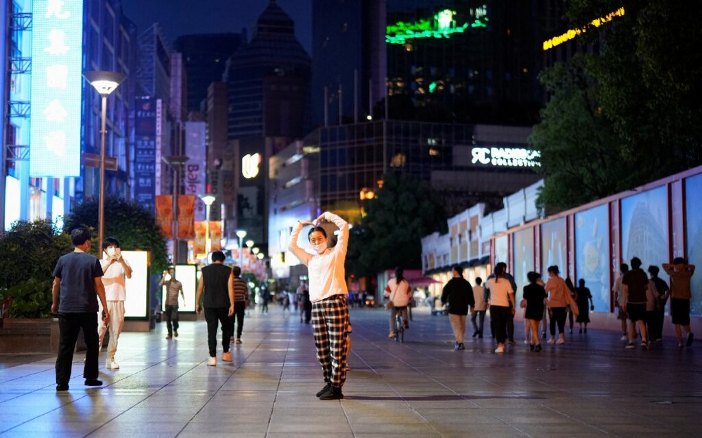 Tras dos meses, ponen fin al confinamiento por Covid-19 en Shanghái