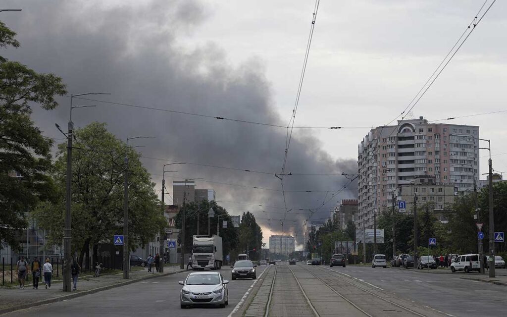 Ucrania denuncia que un misil ruso sobrevoló a distancia 'crítica' la principal planta nuclear del sur del país
