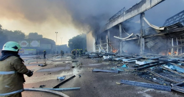 Un misil ruso impactó contra un centro comercial en Ucrania: hay al menos 10 muertos