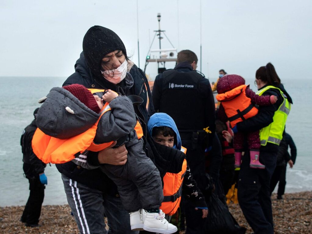 Un tribunal de apelación respalda la decisión del Gobierno de Johnson de comenzar a deportar inmigrantes en situación irregular a Ruanda