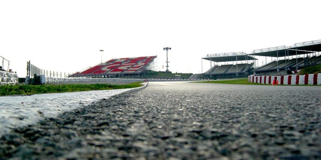 Una iraní rompe barreras con su moto en los circuitos