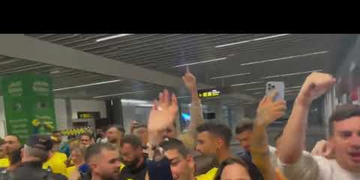 Vídeo: La afición de Las Palmas comenzó la remontada en el aeropuerto