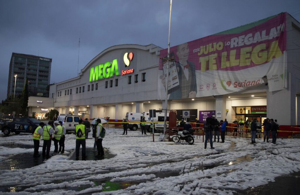Video | Una granizada en Ciudad de México desploma el techo de un gran supermercado