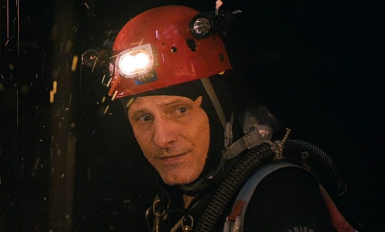 Viggo Mortensen lidera una desgarradora misión de rescate en el tráiler de Trece vidas