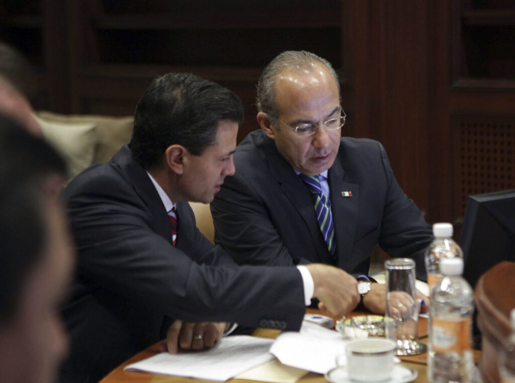 ...Y AMLO acusa pacto EPN-Calderón