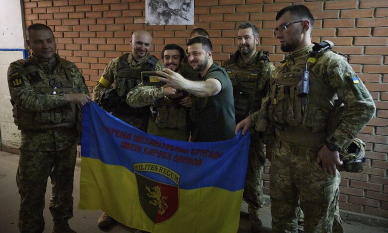 Zelenski aparece por sorpresa en el frente para respaldar a sus soldados en la trascendental batalla de Donbás