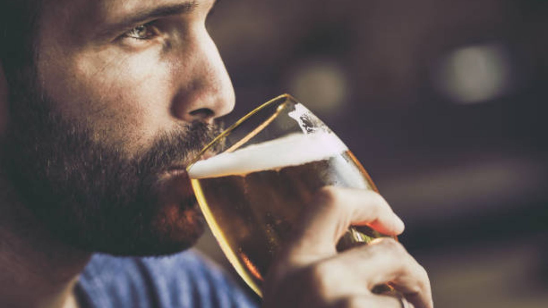 esto es lo que te puede pasar por beber una cerveza caducada