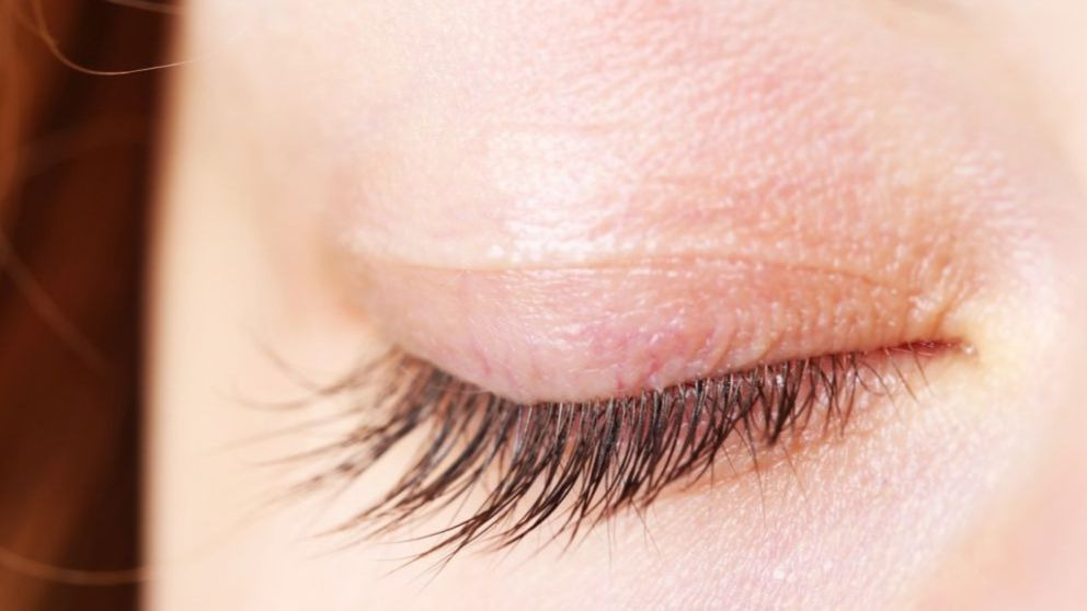 ¿Cuántas veces parpadea una persona en un minuto?