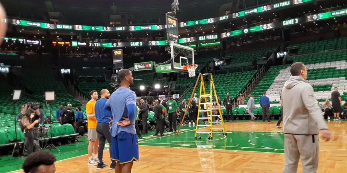 ¿Fallo o trampa? Uno de los aros en Boston no estaba a la altura correcta