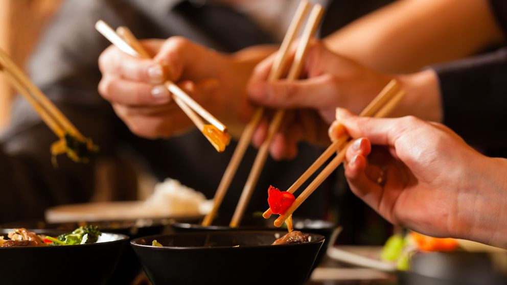¿Por qué en China se come con palillos?