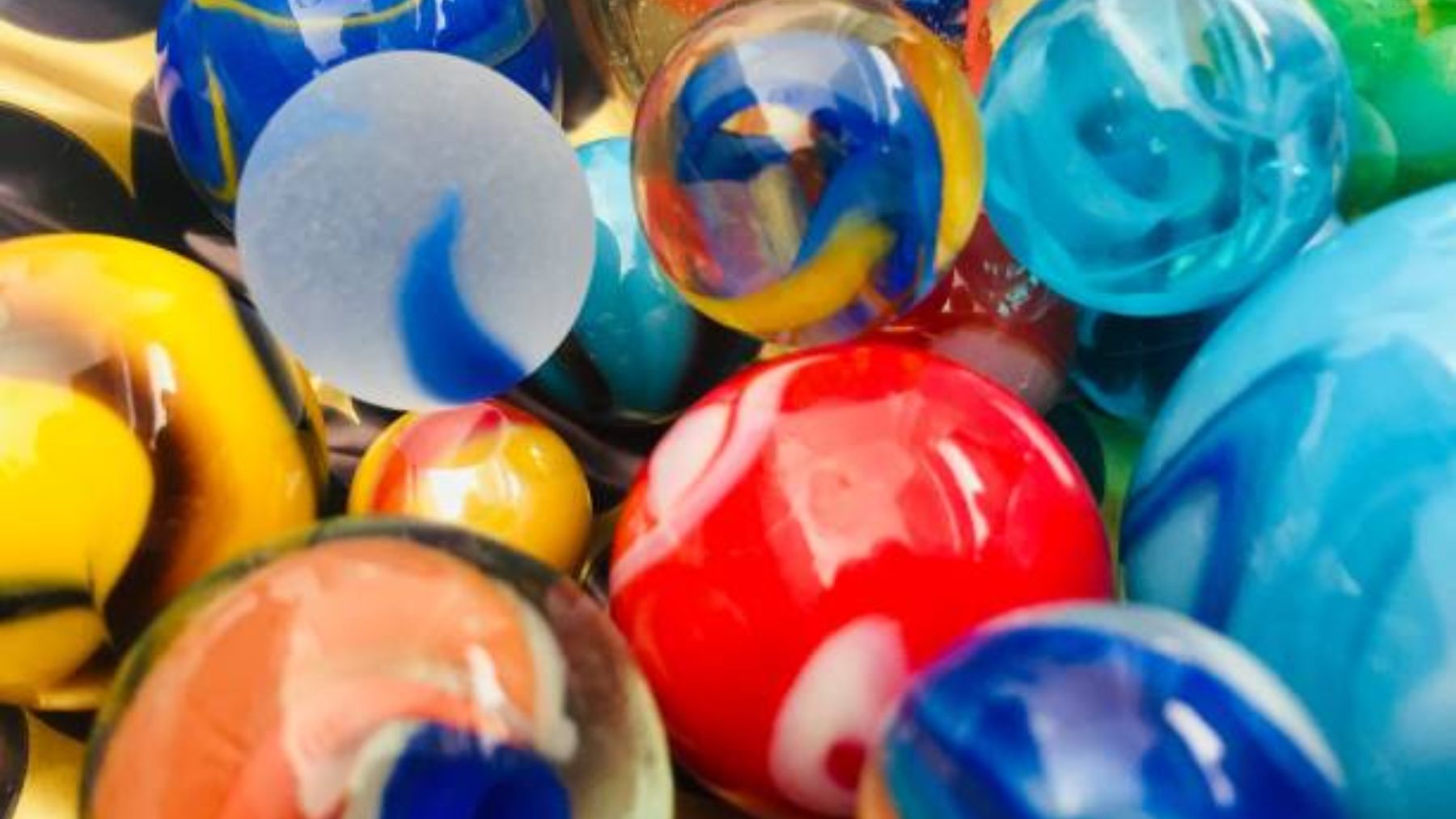 ¿Por qué escuchamos ruido de canicas en el piso de arriba?