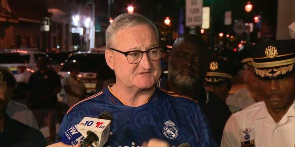 ¡Comparecencia del alcalde de Philadelphia con una camiseta del Madrid!