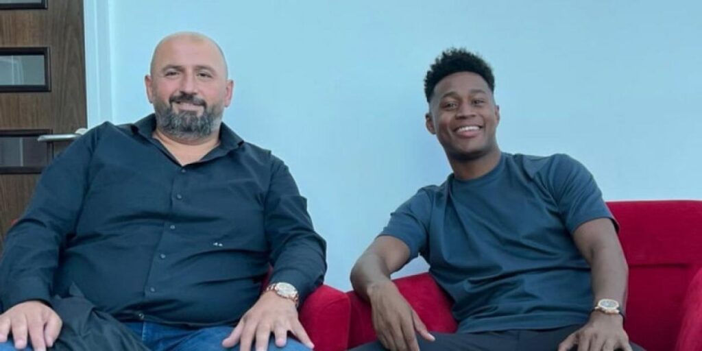 ¡El agente de Frenkie de Jong, en la sede del Manchester United!