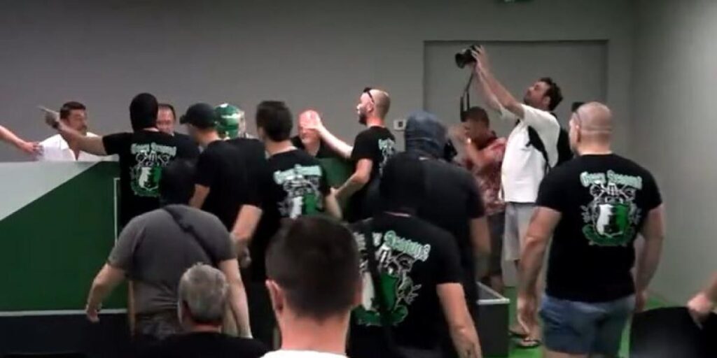 ¡Los ultras echan a Albert Riera de su presentación!